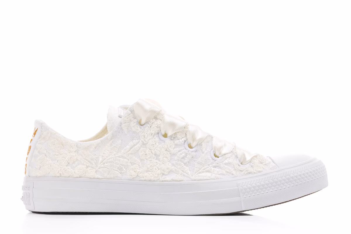 Converse en dentelle sur mesure pour BRide
