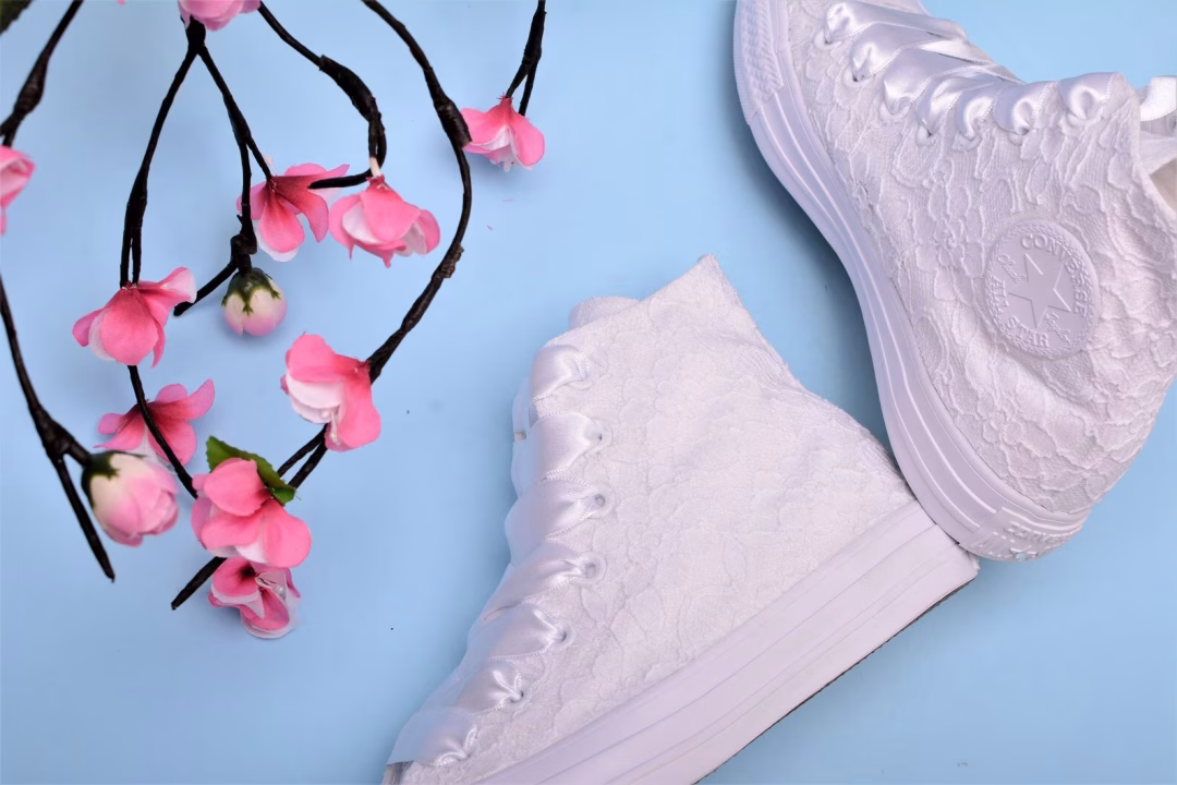 converse en dentelle pour mariage