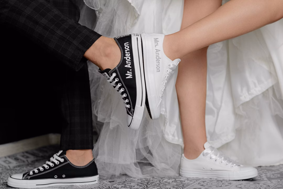Sneakers de mariée intemporels avec finition satinée blanche