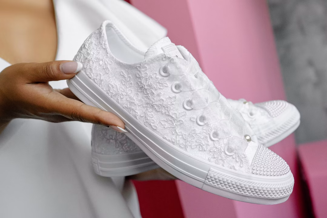 Chaussures blanches uniques qui s'accordent avec n'importe quelle robe