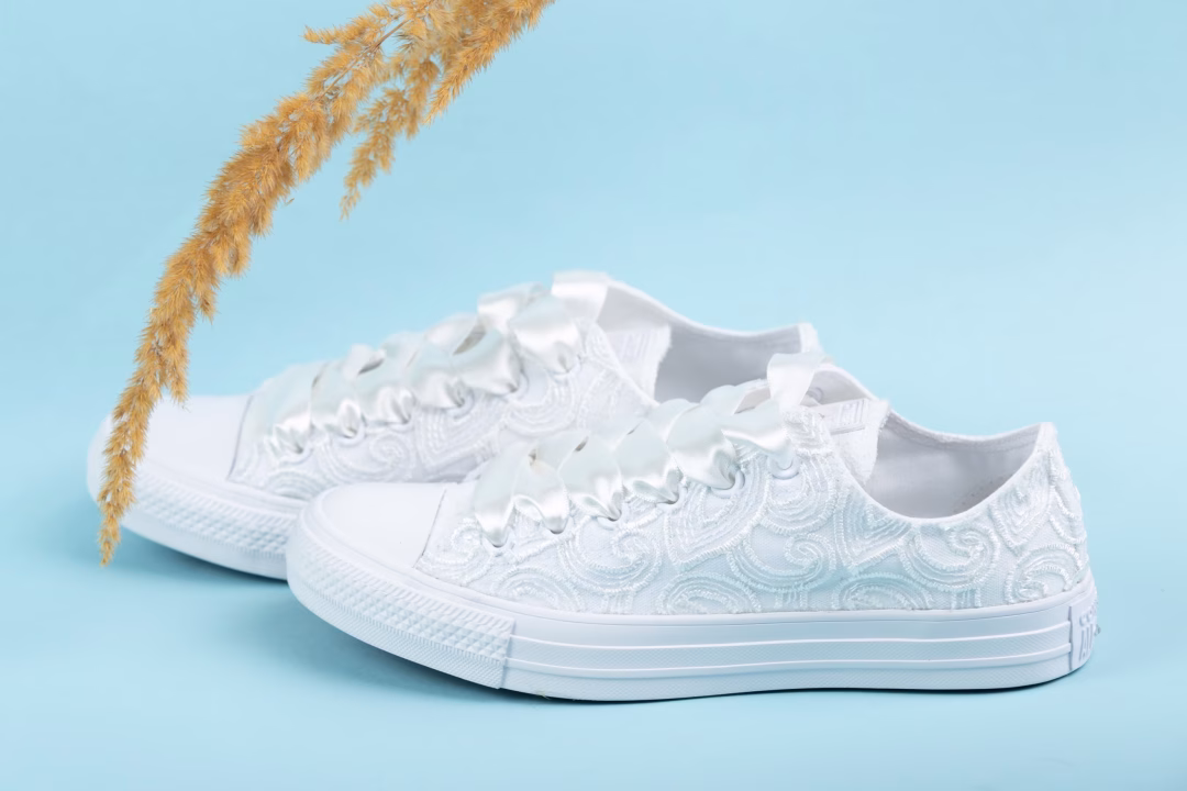 Converse blanc en dentelle pour mariée avec de grandes feuilles – Lovin Bridal