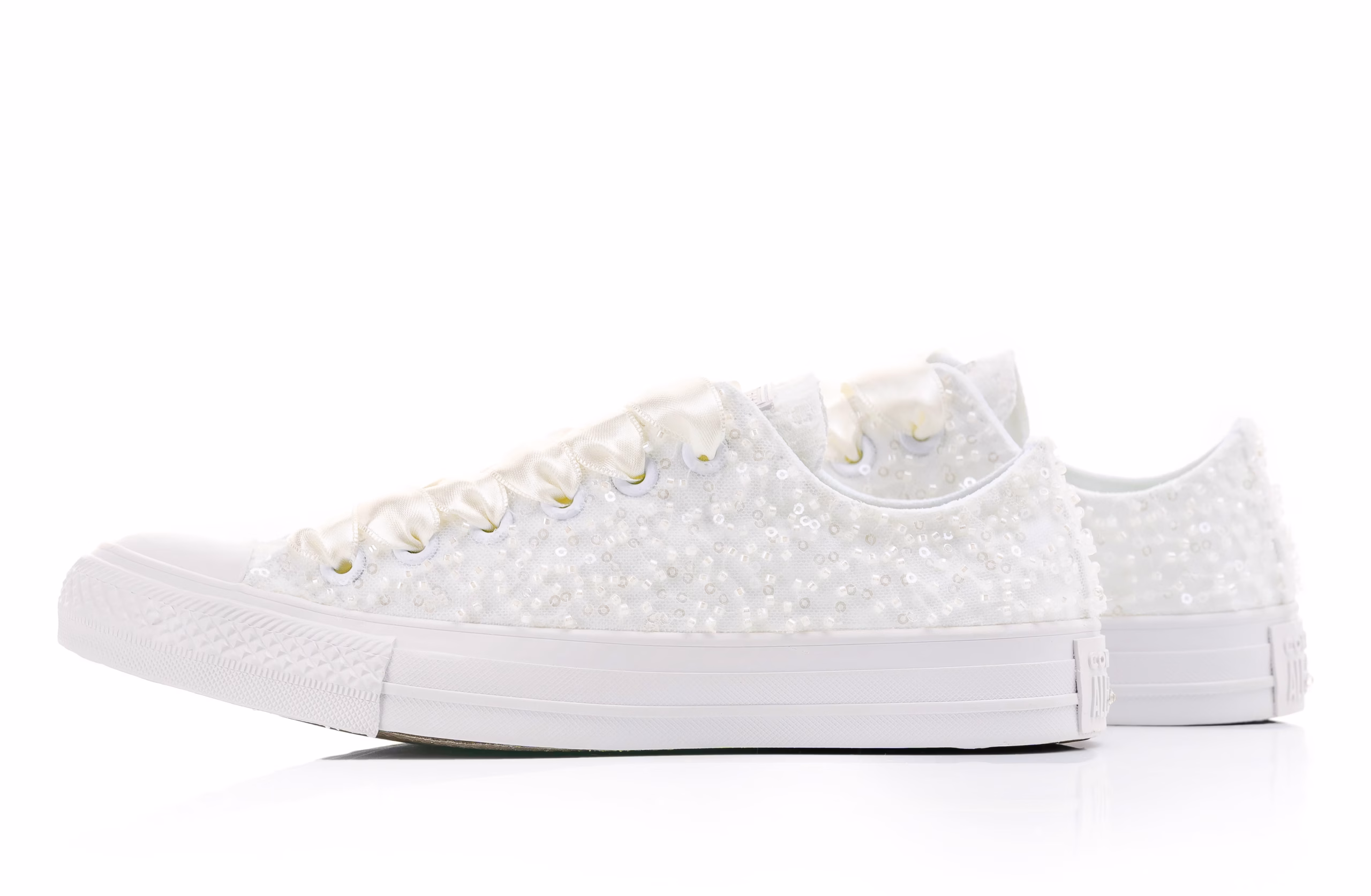 66.2 Baskets de mariage style Converse décorées à la main