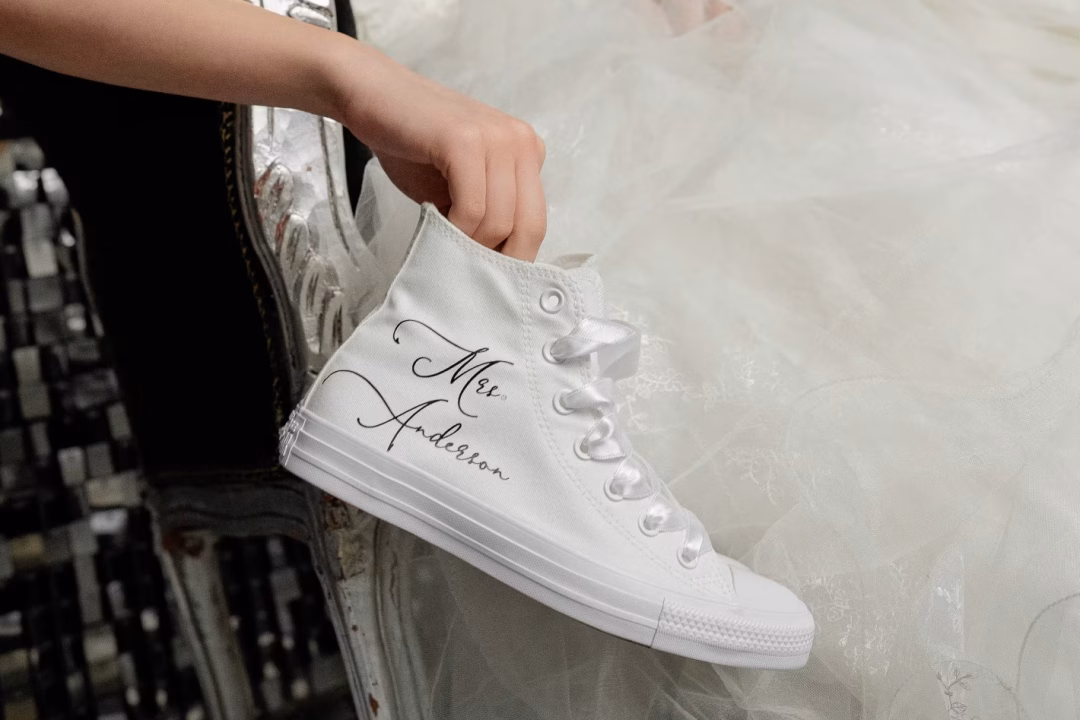 Baskets blanches élégantes conçues pour marcher dans l’allée