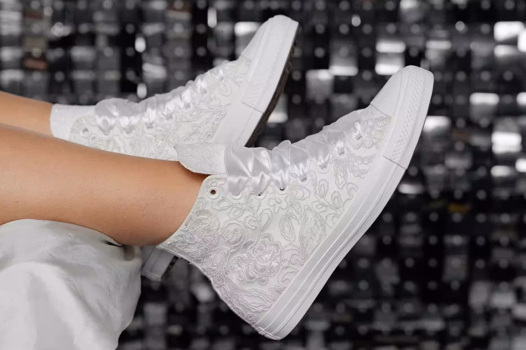 Baskets blanches pour un style de mariage personnalisé