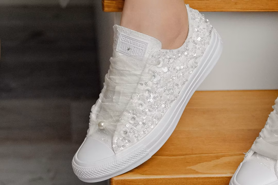 Baskets blanches de mariée avec perles – Chaussures de mariage Lovin Bridal