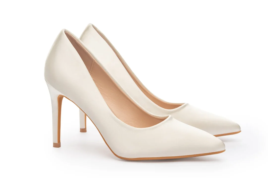 Chaussures de mariage classiques pour la mariée avec une silhouette épurée et une hauteur gracieuse