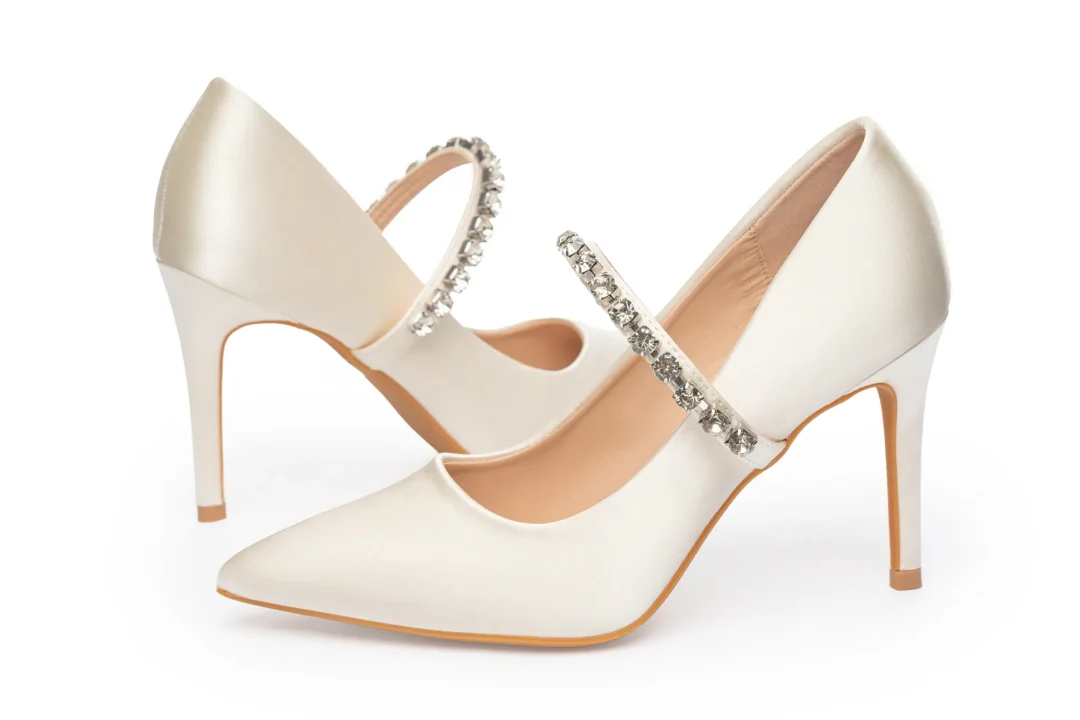 Chaussures de mariée à talon aiguille confortables avec design épuré et sangle élégante