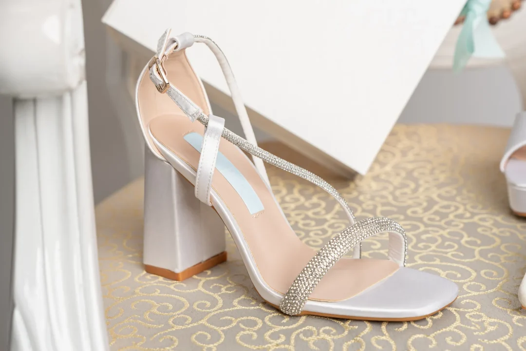 Chaussures de mariage confortables avec des brides en cristal et une hauteur de talon élégante