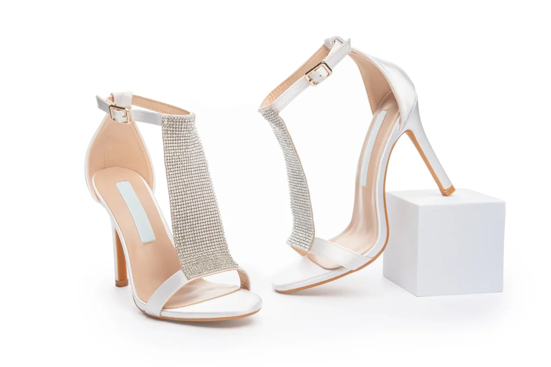 Talons aiguilles de mariée ornés de cristaux avec une finition satinée luxueuse
