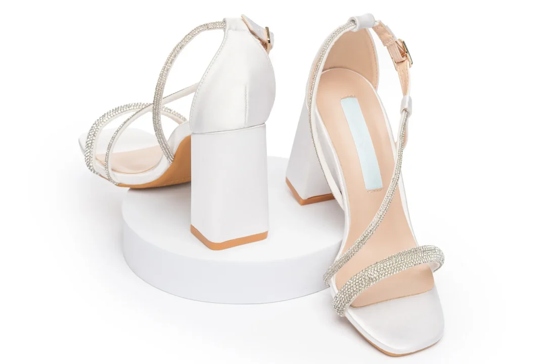 Talons de mariage élégants avec bout carré et détails de cristal étincelants