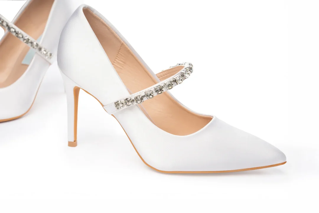 Chaussures à talon satinées Lovin Bridal avec talon de 3,5 po et sangle glamour