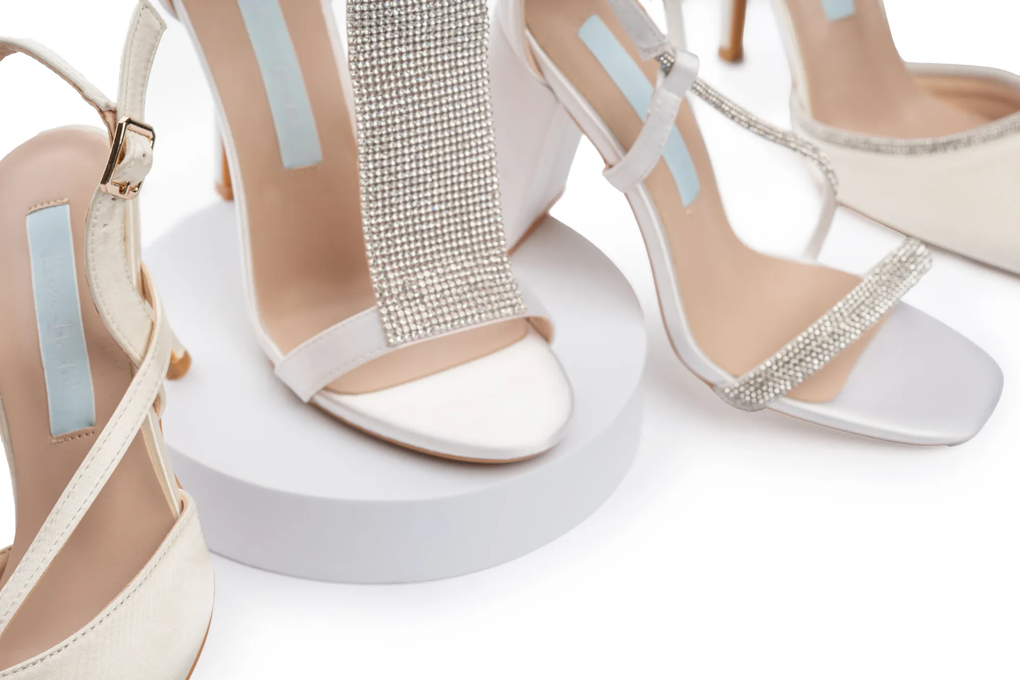 YNG09241 Stilettos de mariage à bout ouvert avec talon de 10 cm et sangle en cristal