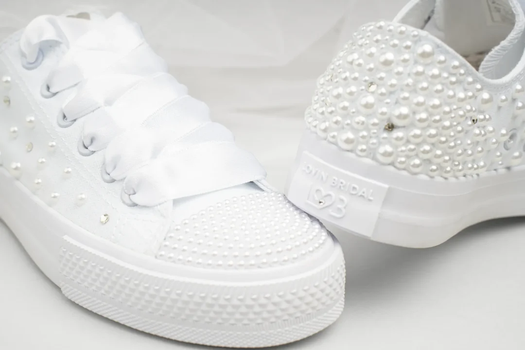 Chaussures de mariage blanches faites à la main avec strass et personnalisation optionnelle