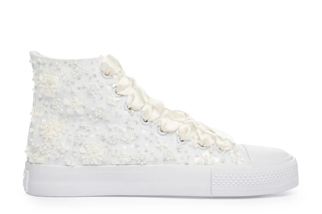 Sneakers de mariée en dentelle ivoire, montants hauts, ornement floral 3D – Ava, Lovin Bridal