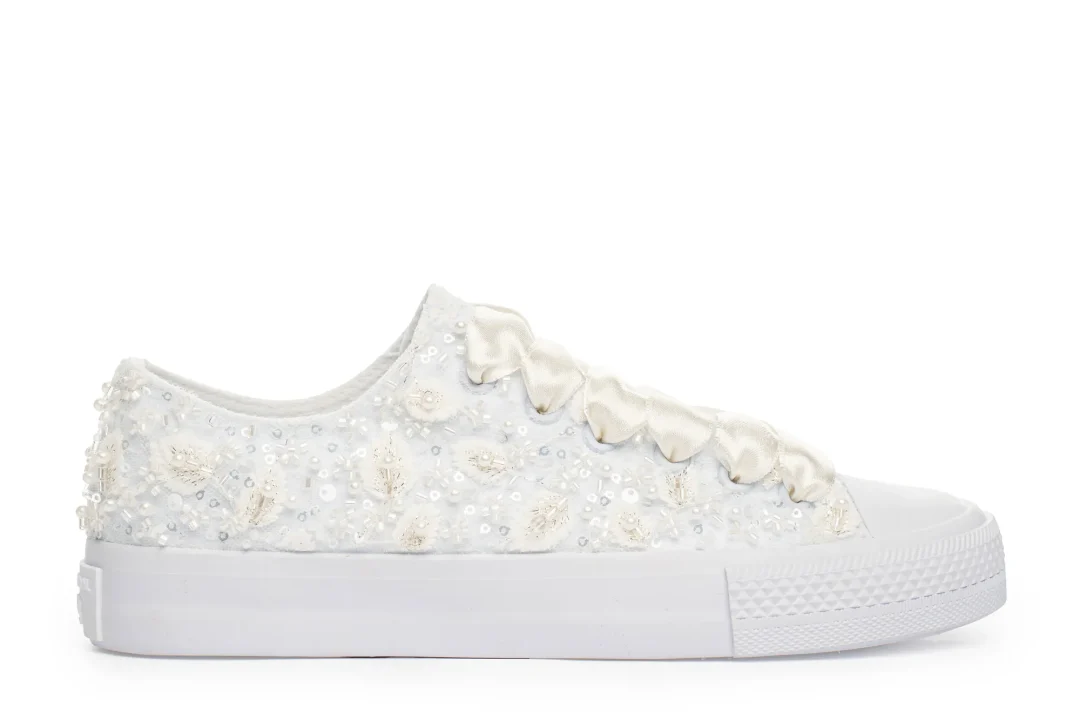 Sneakers de mariage en dentelle ivoire avec broderie perlée – Mia, Lovin Bridal