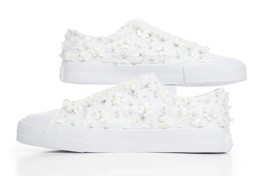 Sneakers de mariage bas en ivoire avec talon arrière personnalisable en option pour les mariées