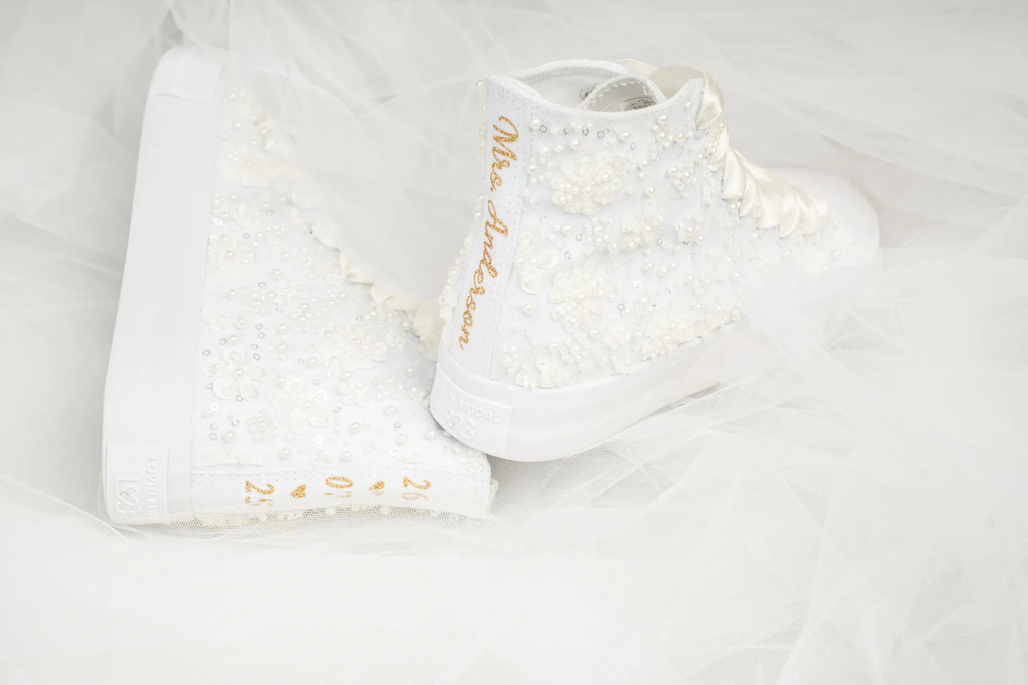 YNG00912 Baskets de mariage romantiques recouvertes de dentelle avec lacets en satin et semelle amortissante