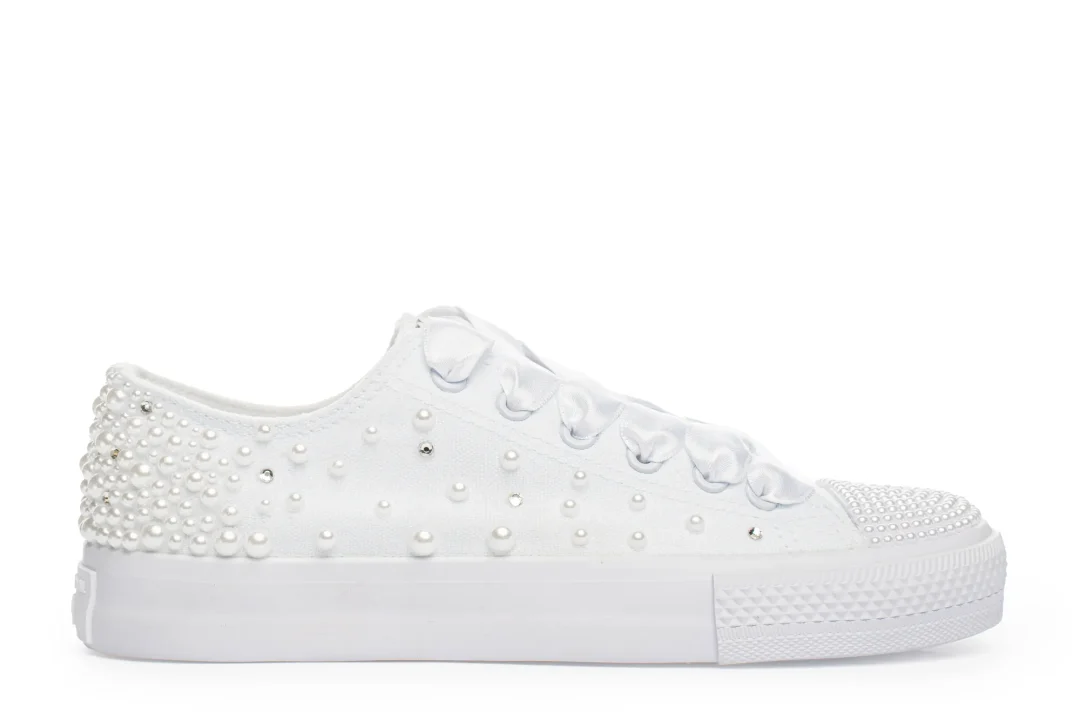 Sneakers de mariée en perles blanches, bas, cristaux appliqués à la main – Amelia, Lovin Bridal