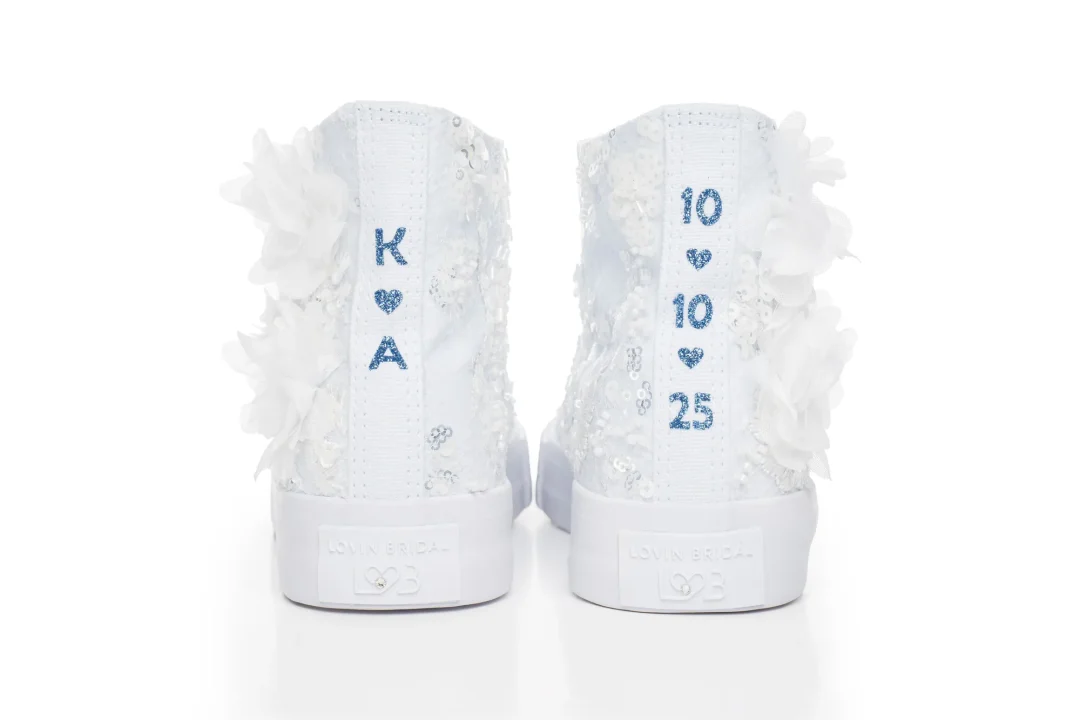 Sneakers de mariage blancs pour la mariée avec talon arrière personnalisé et design de dentelle romantique