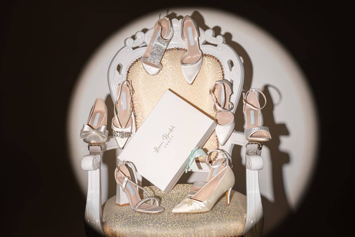 une chaise blanche avec des chaussures dessus