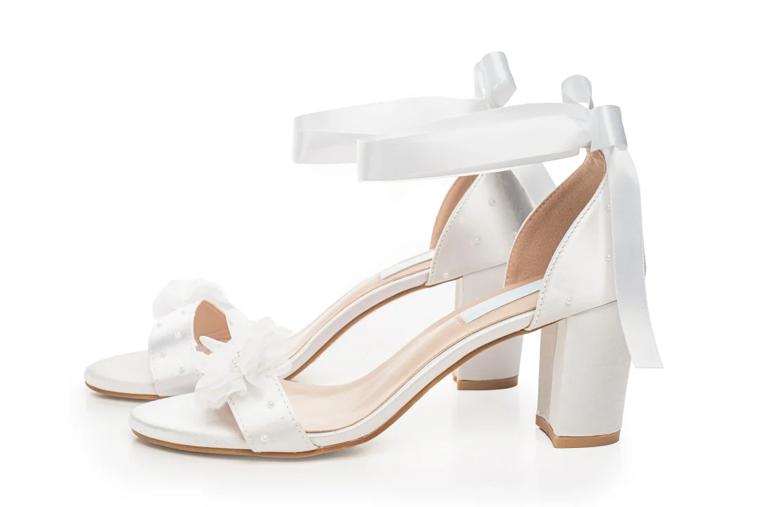 Sandales de mariage satinées ivoire avec nœud et ruban à la cheville – Lovin Bridal Violet