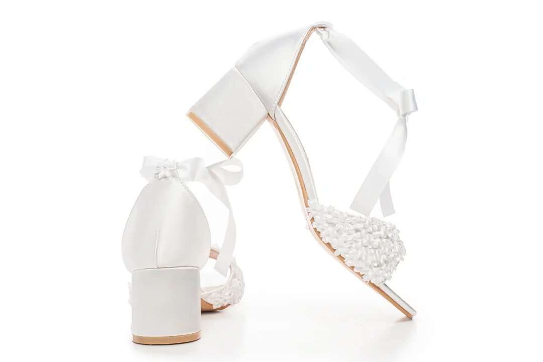 Sandales de mariage en dentelle florale ivoire avec talon bloc – Lovin Bridal Lucia