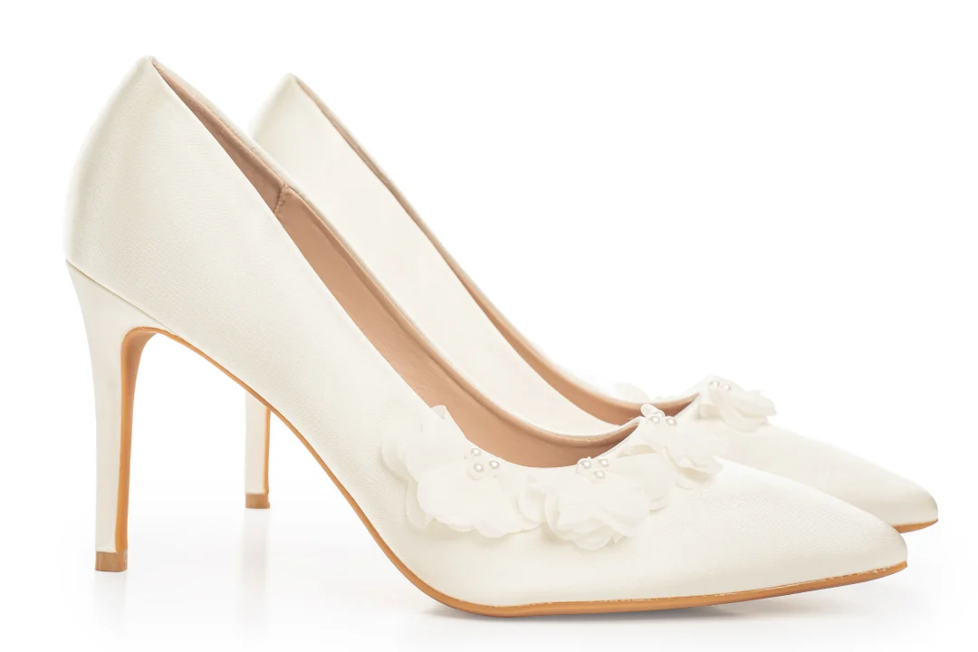 Pompes de mariage en satin ivoire avec appliqué floral – Lovin Bridal Chloe