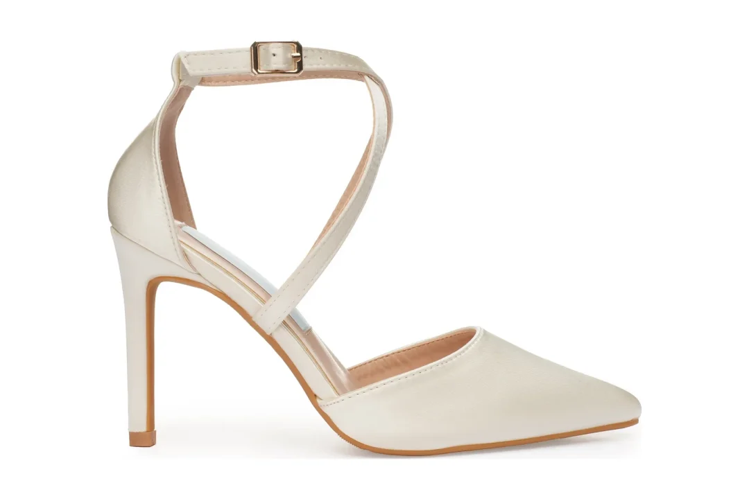 3.5" Chaussures de mariage à bout pointu en satin ivoire, talons de mariage avec brides croisées à la cheville – | Lovin Bridal Model Minerva