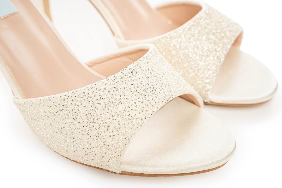Sandales de mariage ivoire scintillantes avec bride de cheville – Lovin Bridal Stella