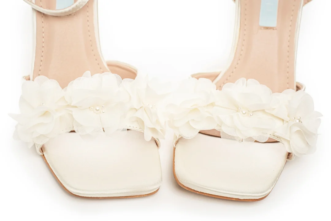 Sandales de mariage ivoire avec appliqué floral et perles – Lovin Bridal Victoria