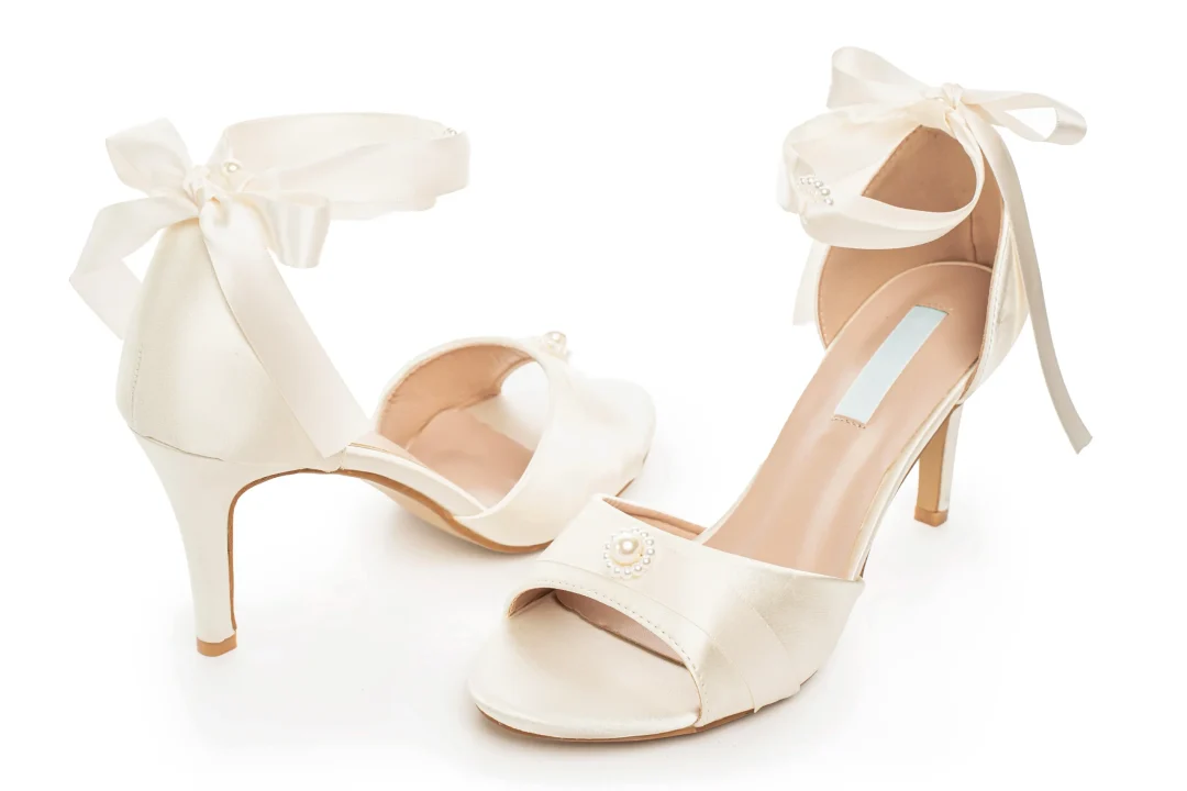 Sandales de mariage en satin ivoire avec bracelet de cheville à nœud – Lovin Bridal Penelope