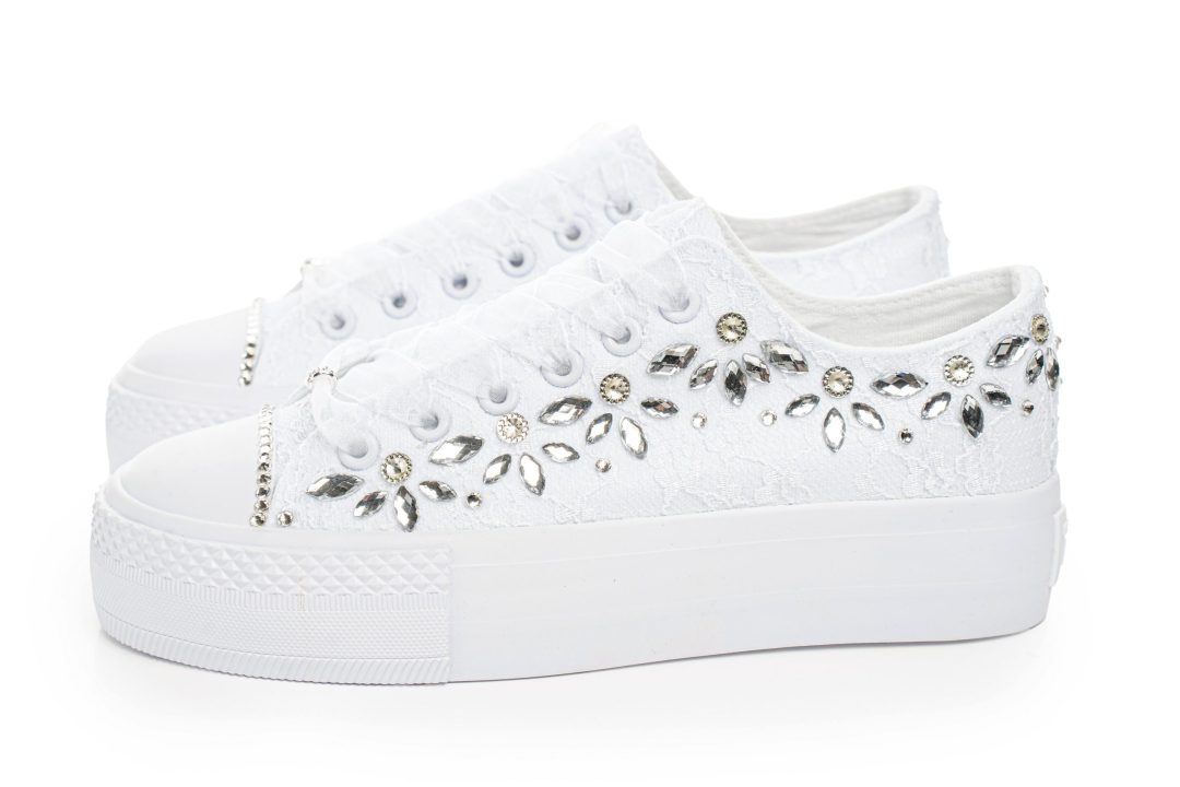 Chaussures de mariage ivoire avec détail en cristal et dentelle – Lovin Bridal Lisa