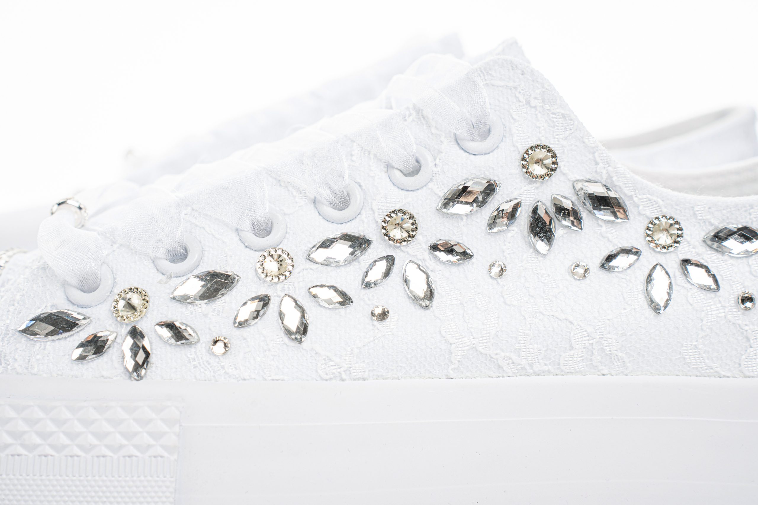 Baskets en dentelle satinée de cristal – Lisa Baskets de mariage en dentelle avec cristaux et lacets en satin, ivoire – Lovin Bridal Lisa