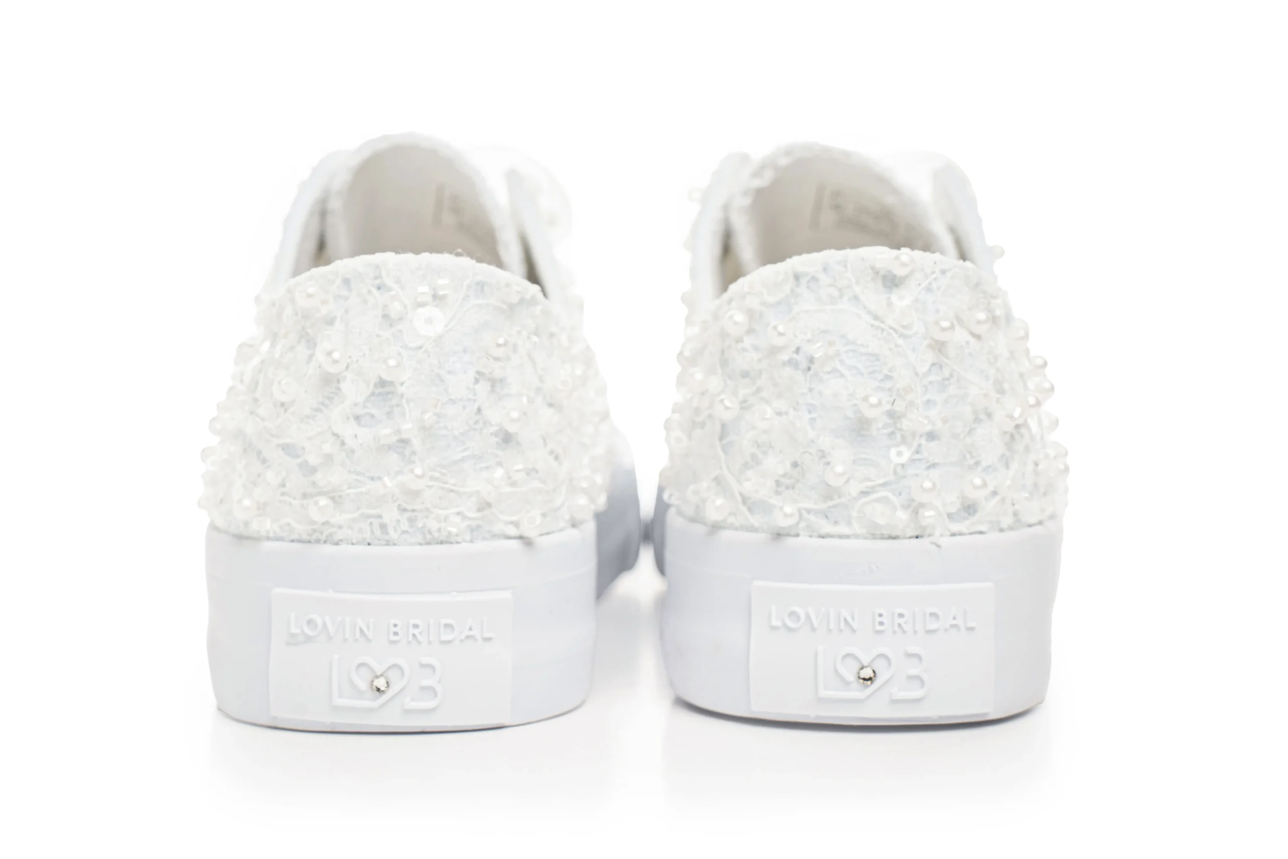 Sneakers de mariage en dentelle et lacets satinés – Claudia Sneakers de mariage en dentelle avec lacets en satin, ivoire – Lovin Bridal Claudia