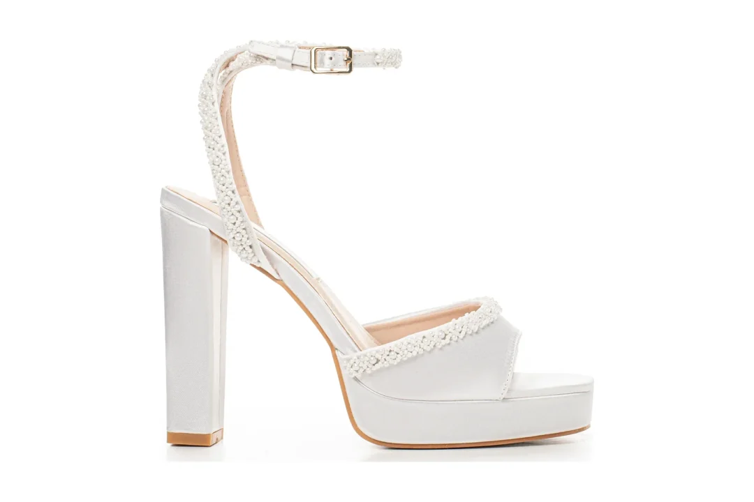 Sandales à plateforme de mariée avec perles et bride de cheville, blanc et ivoire – Lovin Bridal Maria