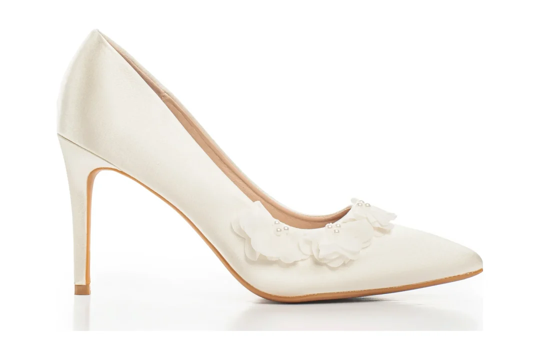 Pompes de mariage avec appliqué floral, talons en satin ivoire et blanc 9cm – Lovin Bridal Chloe