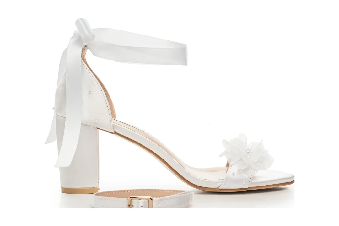 Sandales de mariée avec nœud et détail floral, talons satinés de mariage avec ruban à la cheville – Lovin Bridal Violet