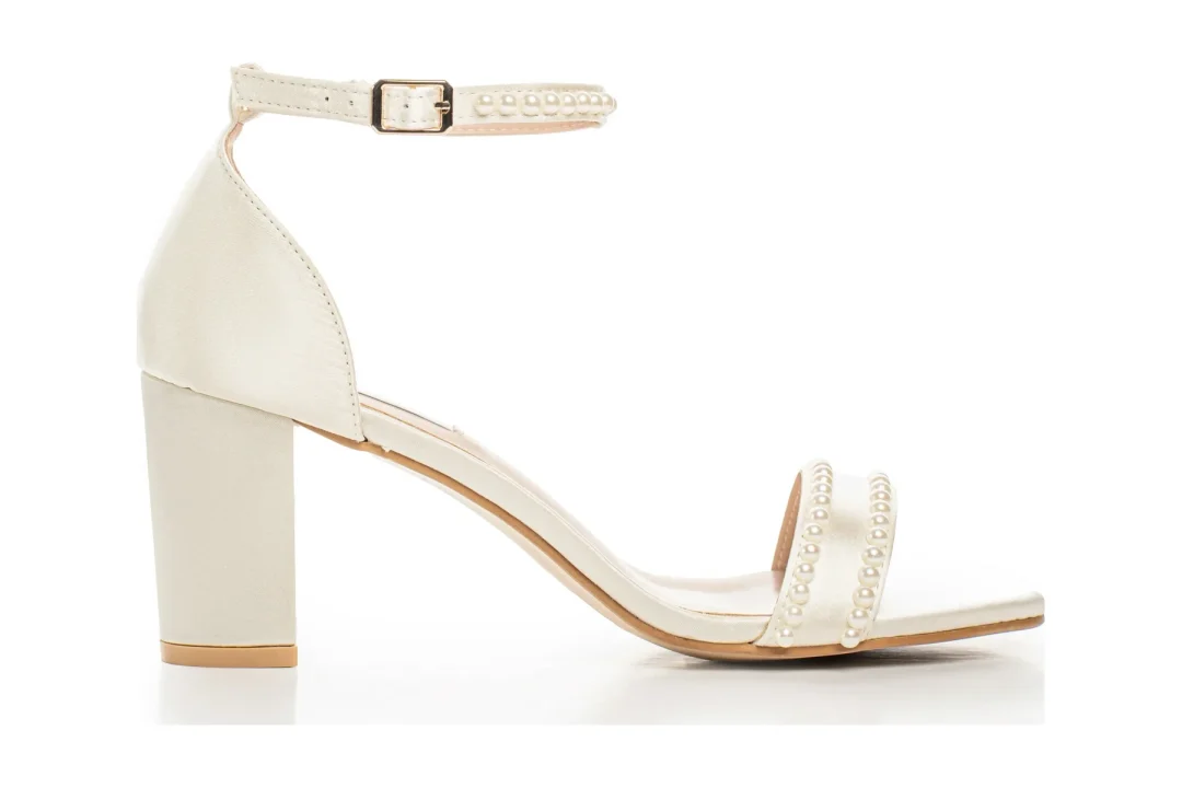 Sandales de mariée avec brides en perles et talon bloc, blanc et ivoire – Lovin Bridal Daniella