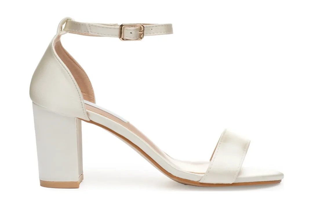Chaussures de mariée confortables, sandales à talon bloc en satin, blanc et ivoire – Hera, Lovin Bridal