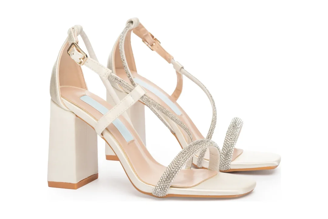 Sandales à talon bloc ivoire ornées de cristaux – Chaussures de mariée en satin (8,5cm/3,3 pouces) | Lovin Bridal Model Bellona