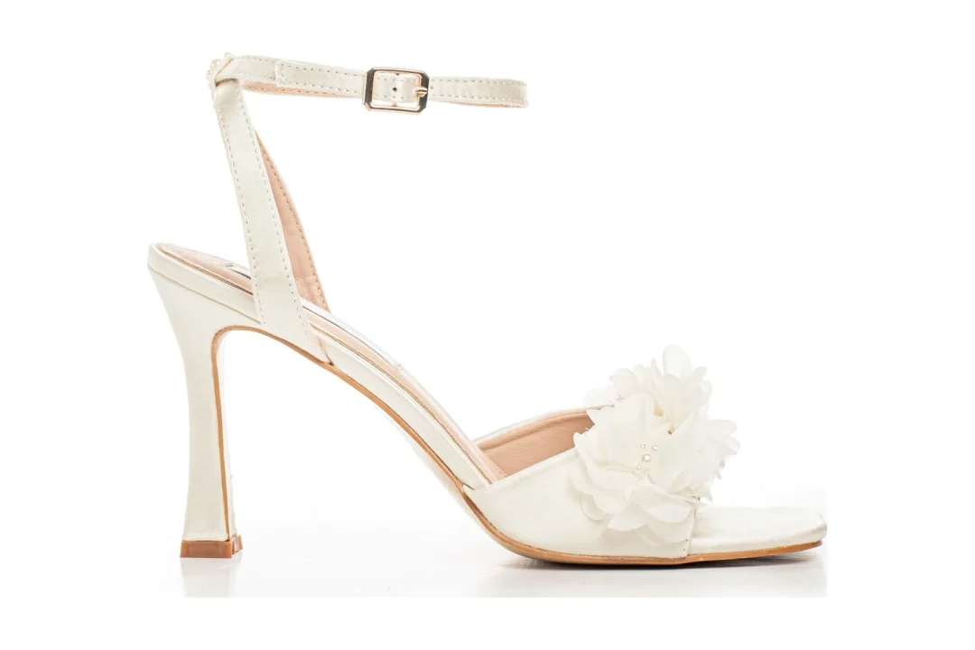 Sandales de mariée florales avec perles et talon de 9 cm, blanches et ivoire – Lovin Bridal Victoria
