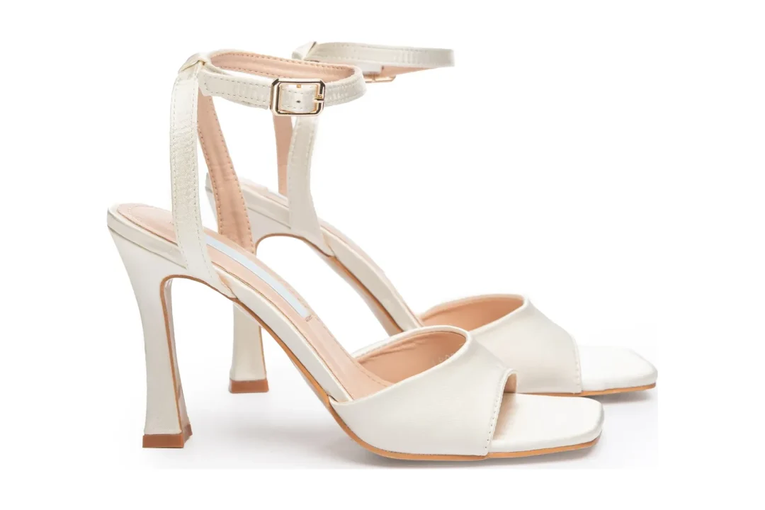 Sandales de mariée en satin ivoire – 3.5" à bout carré – Talons confortables | Modèle Juno Lovin Bridal