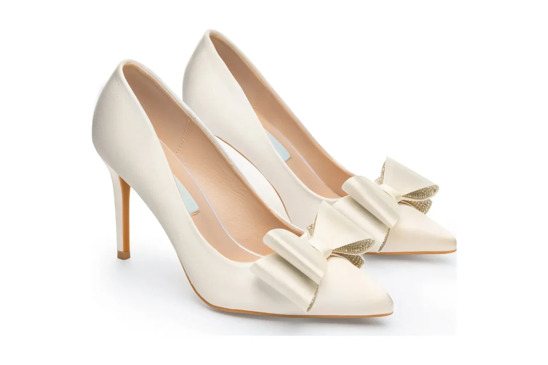 Sandales de mariée en satin ivoire avec nœud – talons de mariage à bout pointu élégant (9cm/3,5 pouces) | Lovin Bridal Model Diana