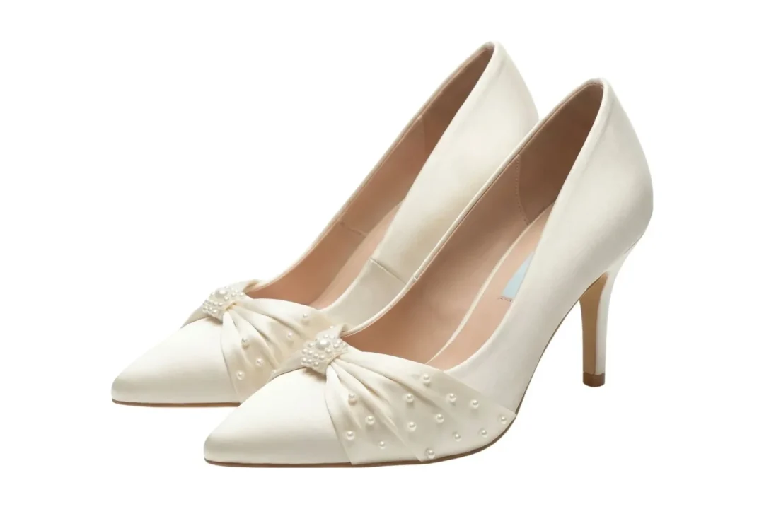 Talons de mariée en perles avec talon de 7,5 cm en blanc et ivoire – Lovin Bridal Betty