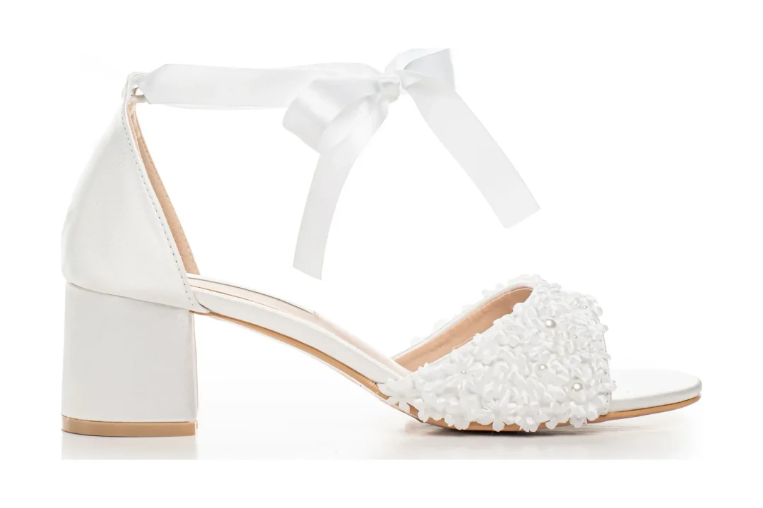 Sandales de mariage avec appliqué de dentelle florale et talon bloc, blanc et ivoire – Lovin Bridal Lucia