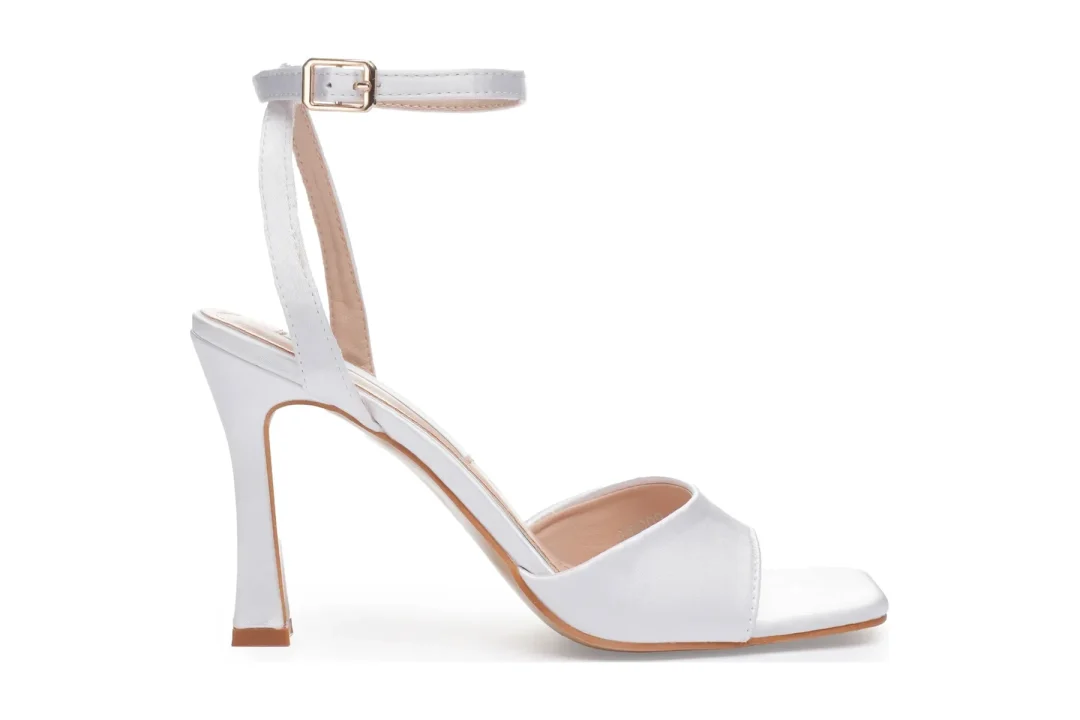 Sandales de mariée blanches – Talons de mariage à bout ouvert confortables pour la mariée avec bride de cheville (9cm/3,5 pouces) | Lovin Bridal Model Juno
