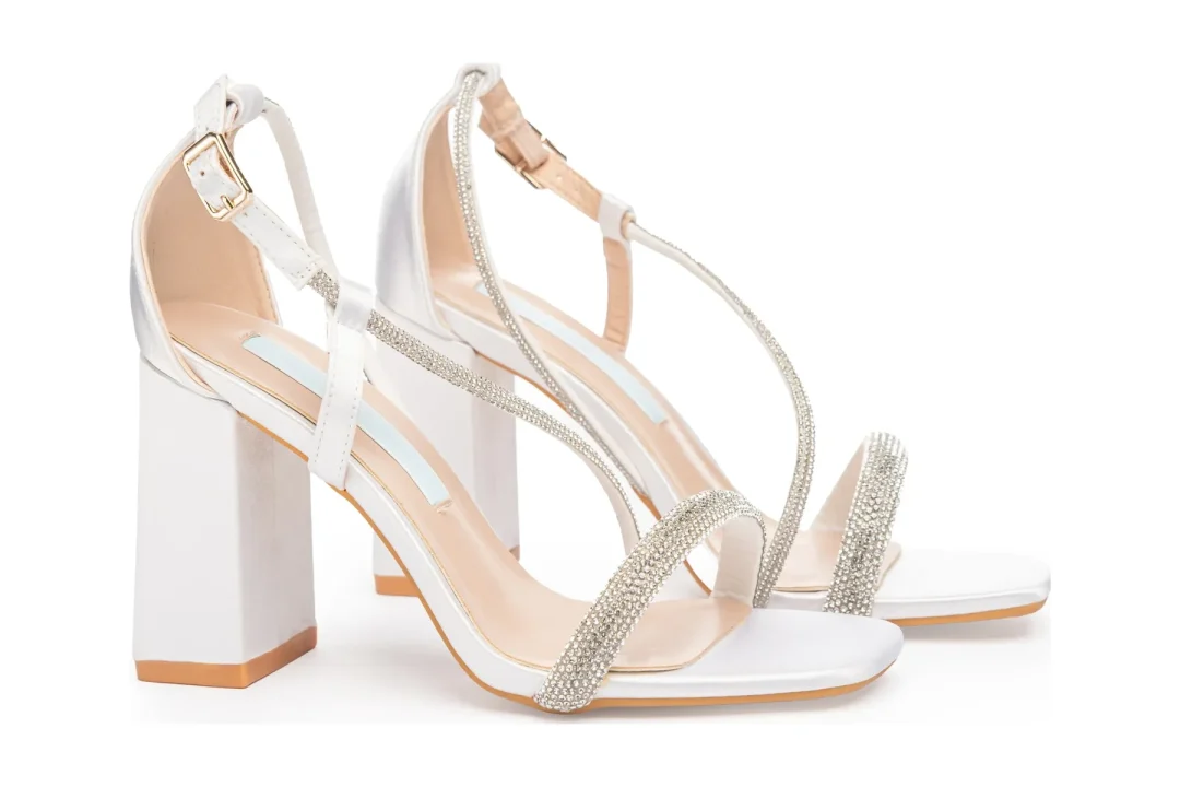 Sandales à talon bloc en satin blanc pour mariée, décorées de cristaux | Modèle Bellona de Lovin Bridal