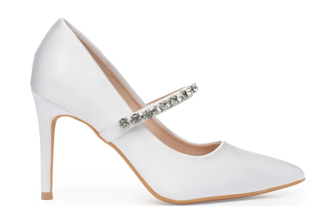Talons de mariée en satin blanc – Talons de mariage avec sangle en cristal pour mariée (9cm/3,5 pouces) | Modèle Iris de Lovin Bridal