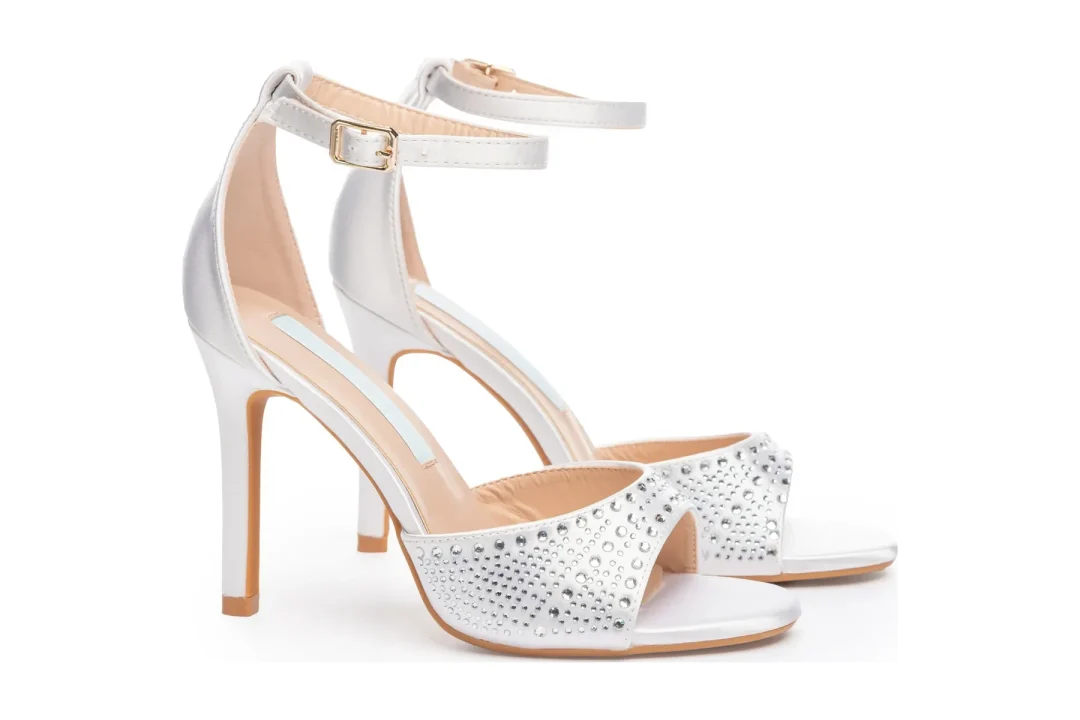 Sandales de mariage en satin blanc avec paillettes – 4" strass & talons de mariée en cristal | Modèle Vesta de Lovin Bridal