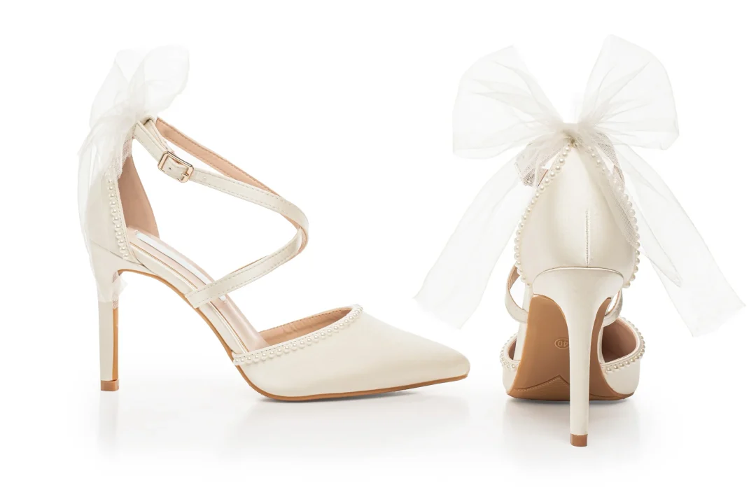 Escarpins de mariée en satin avec bride de cheville – talon de 9 cm, garniture perles & nœud en tulle - Lovin Bridal